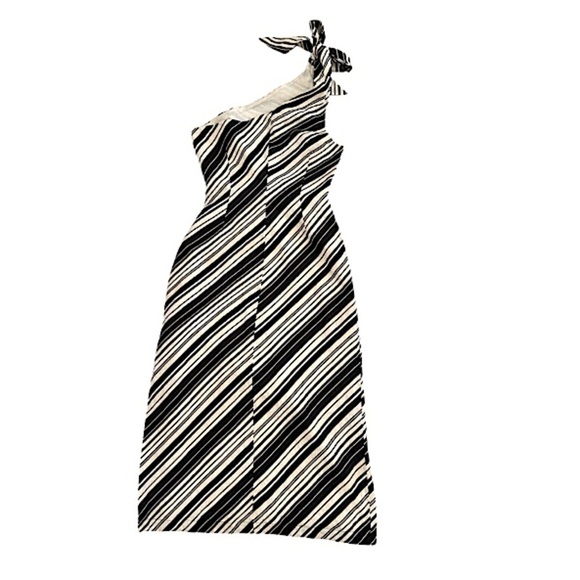 Kivari, 100% Linen Sara One-Shoulder‎ Asymmetrical
Midi Dress, Black/White, 8 - Picture 9 of 13